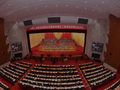 Der 20. Nationalkongress der Kommunistischen Partei Chinas (CPC) wurde in der großen Hall des Volkes in Peking eröffnet.